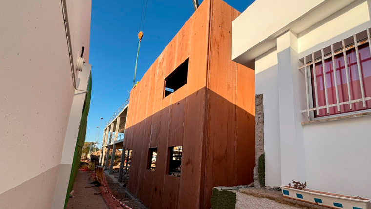 Montando placas de cerramiento vertical en color ocre